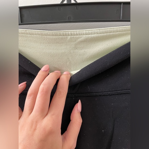 Lululemon reversible black/green cropped leggings with waistband pocket - Size 4 - Picture 7 of 12
